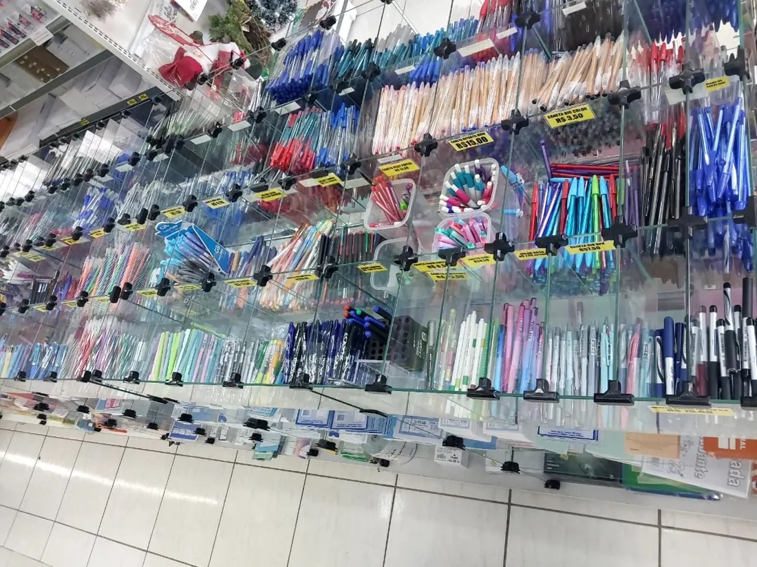 Vitrine de canetas de todas as cores