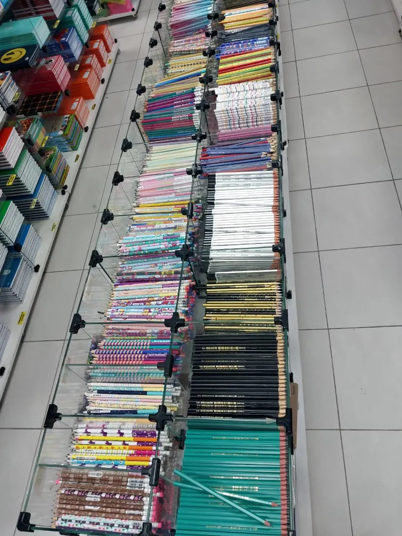 Vitrine de lápis decorados e estampados
