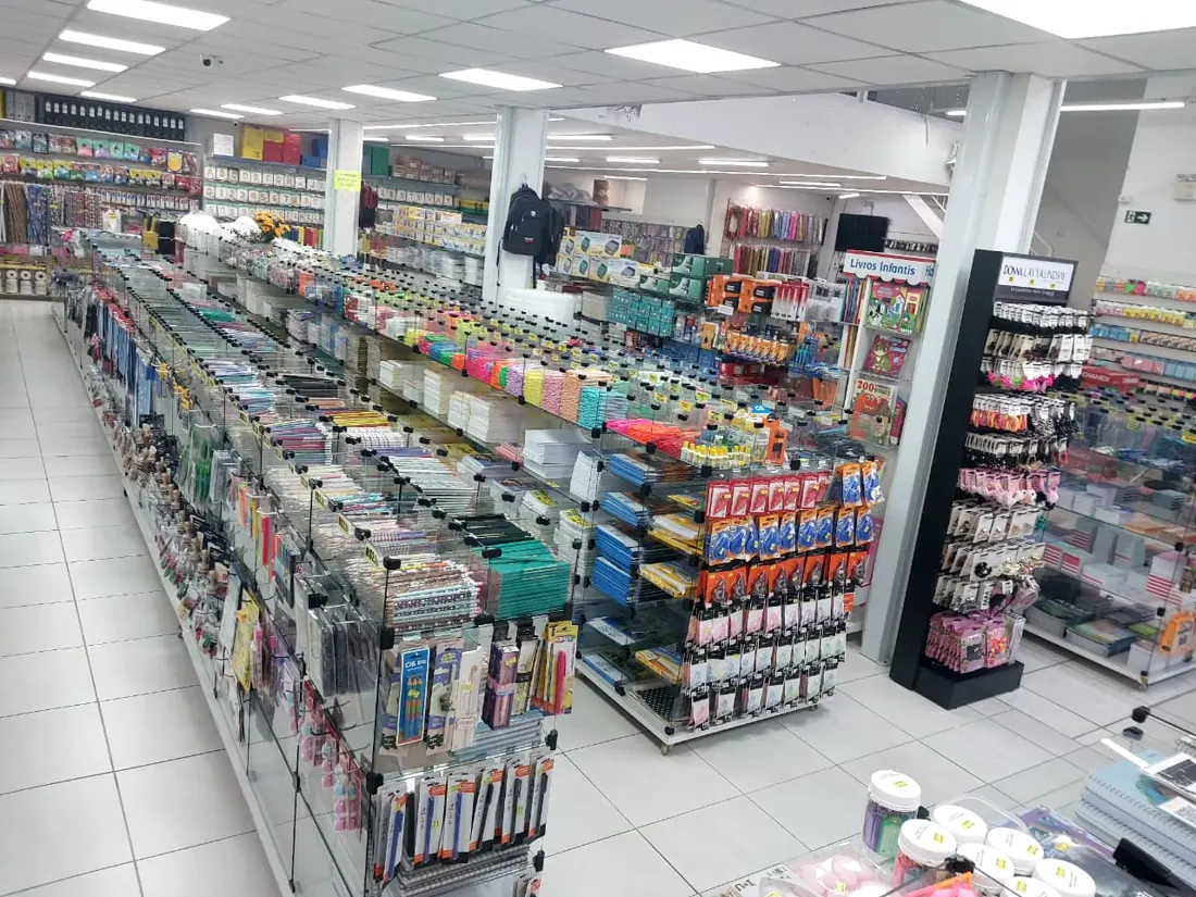 Corredor com vitrines de vidro cheias de produtos