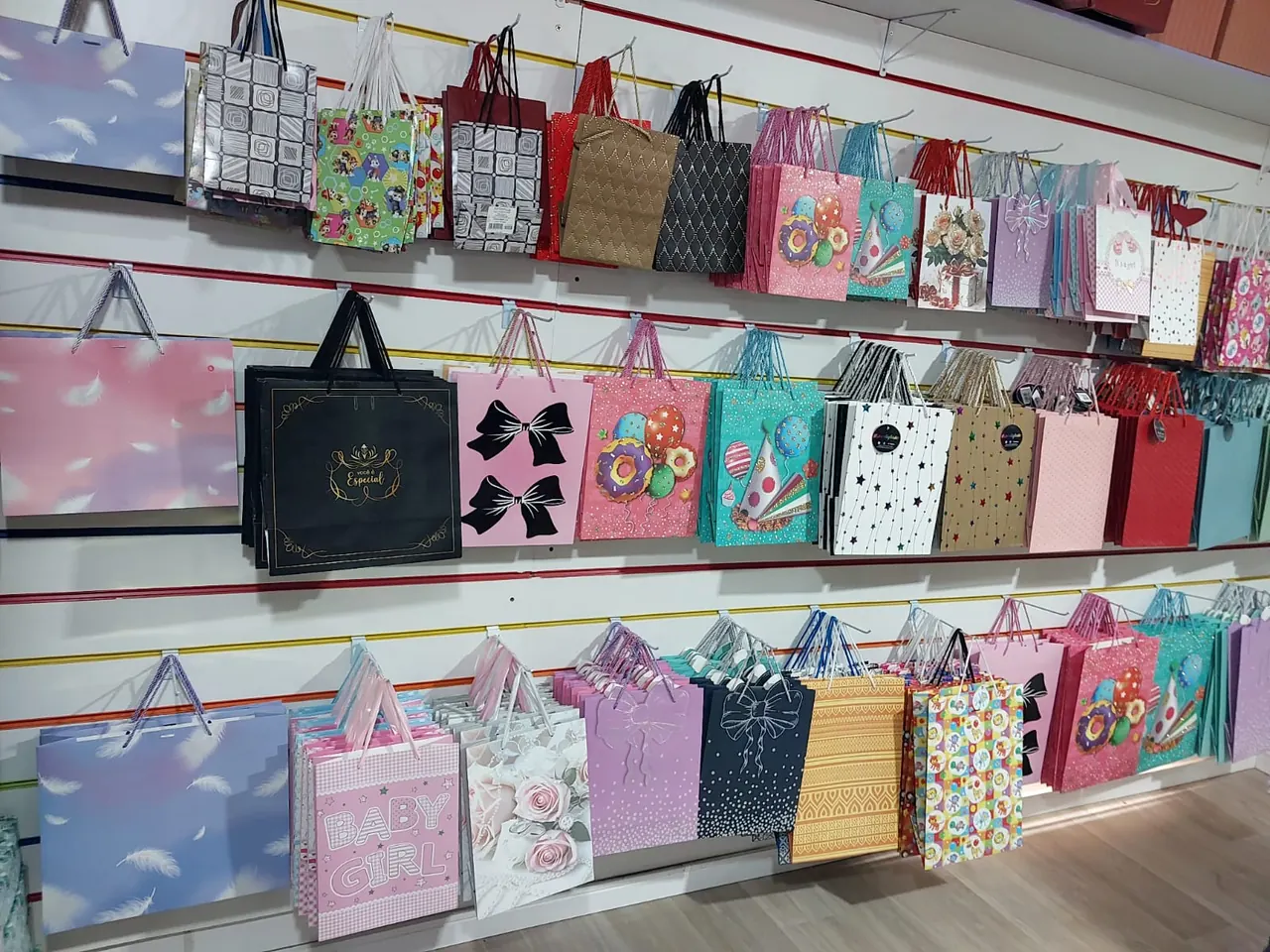 Sacolas de presente estampadas