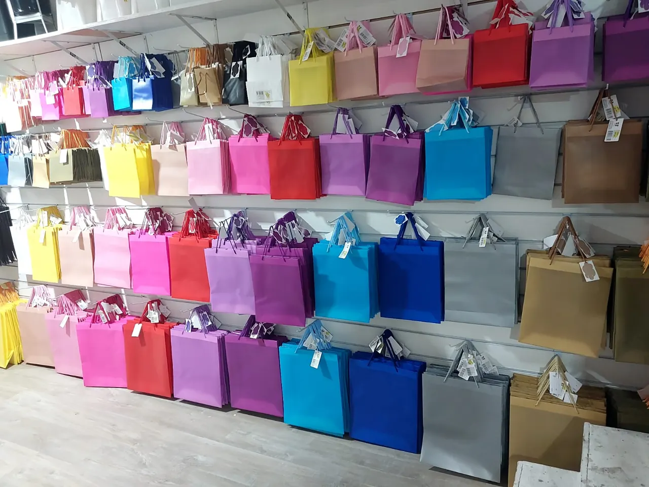 Parede de sacolas de presente em dezenas de cores